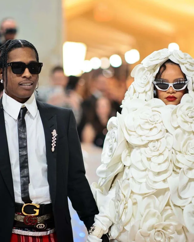 Rihanna təkrarolunmaz tərzi ilə Met Gala-da