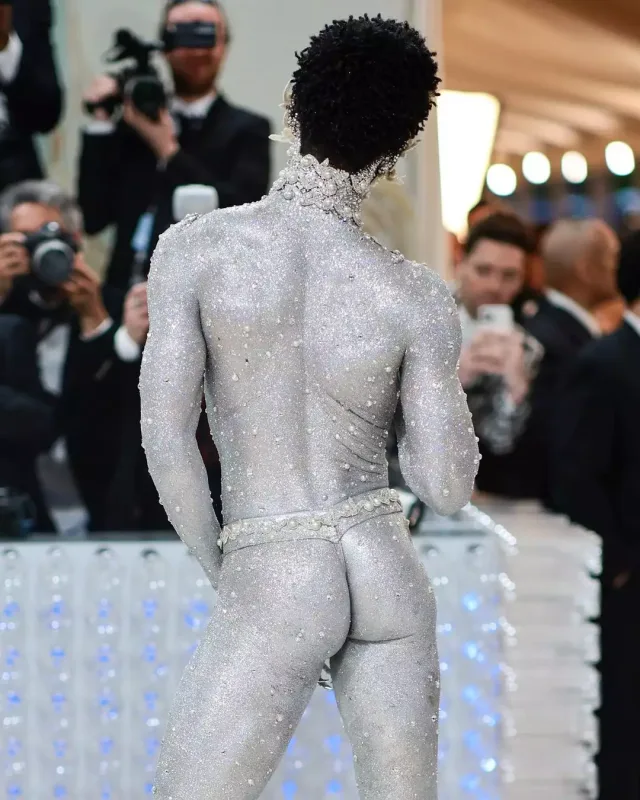 218 mindən çox daş-qaşla Met Gala-da...