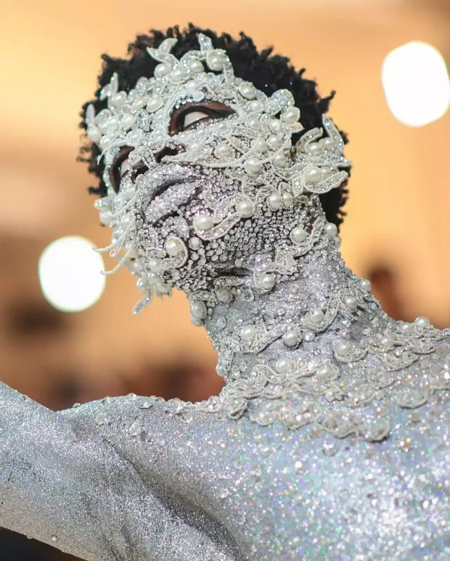 218 mindən çox daş-qaşla Met Gala-da...