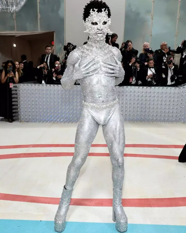 218 mindən çox daş-qaşla Met Gala-da...