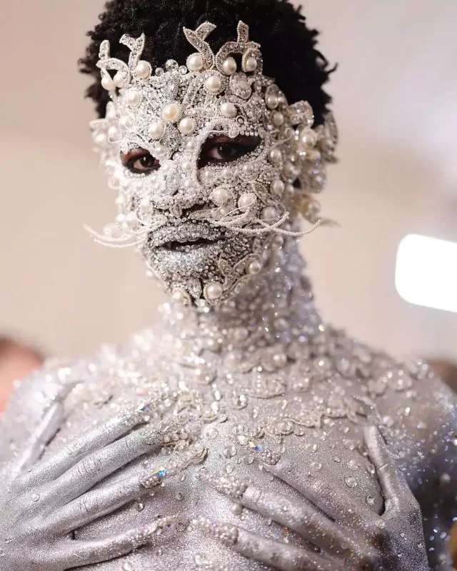 218 mindən çox daş-qaşla Met Gala-da...