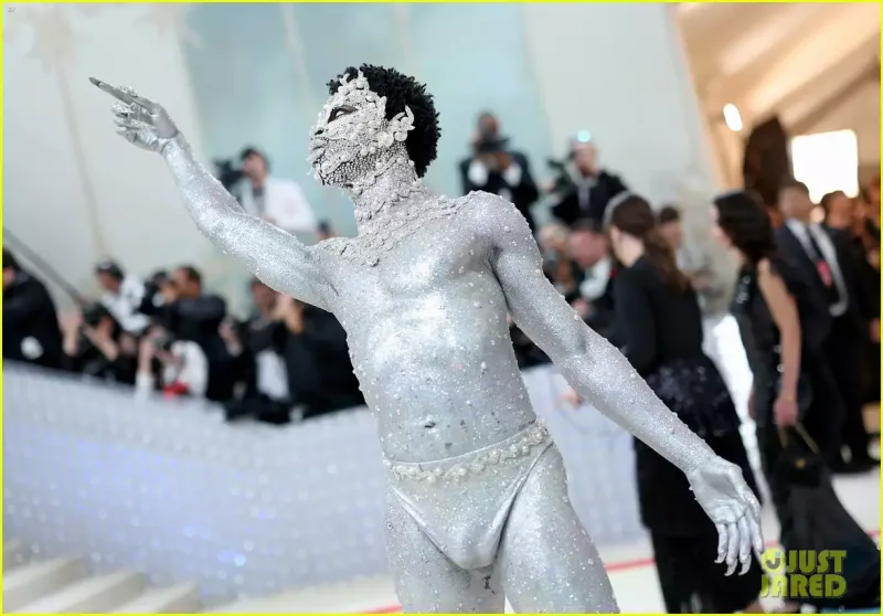 218 mindən çox daş-qaşla Met Gala-da...