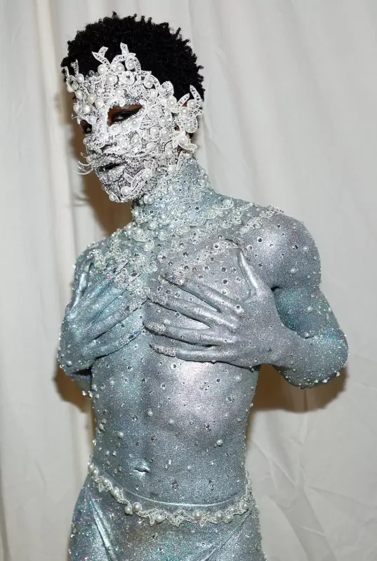 218 mindən çox daş-qaşla Met Gala-da...