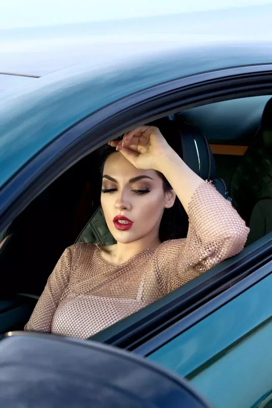 Aisel 620 minlik avtomobillə kamera qarşısında