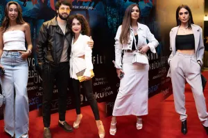 Bizimkilər qırmızı xalçada...