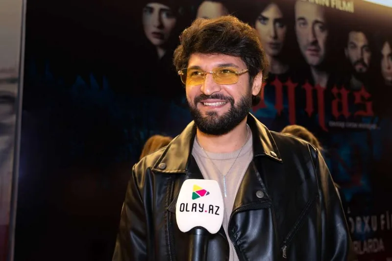 Bizimkilər qırmızı xalçada...