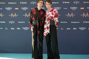 “Geyimlərimizə görə çox xoşbəxtik”