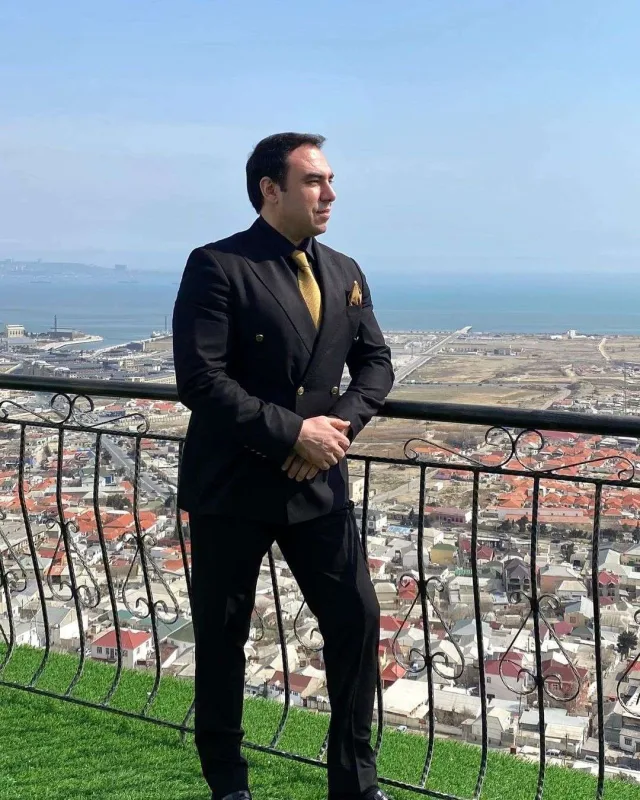 “Rövşanə səsini kəssin, otursun yerində!”