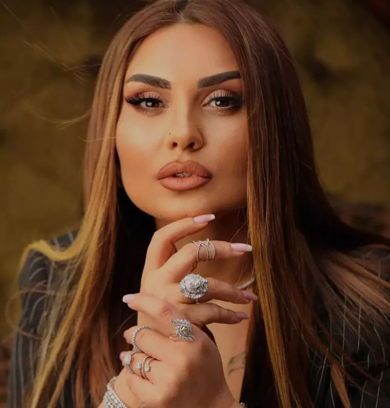 “Dilarə o soyunan qızdır?” - Şəbnəm tanımadı