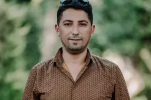 Aparıcı evindən çıxarılır