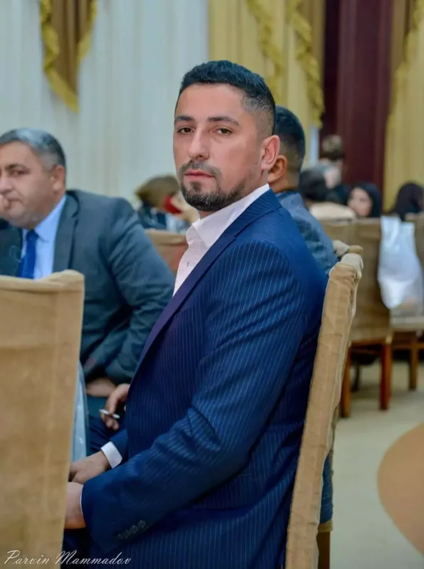 Aparıcı evindən çıxarılır