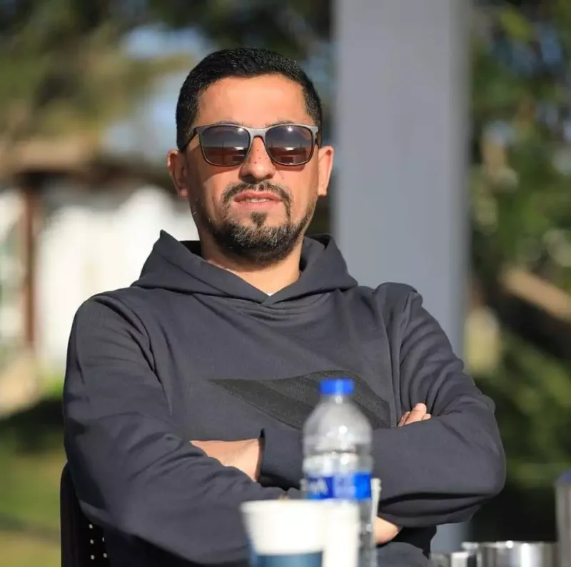 Aparıcı evindən çıxarılır