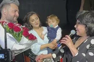 Flora Kərimova nəvəsi və qızı ilə konsertdə