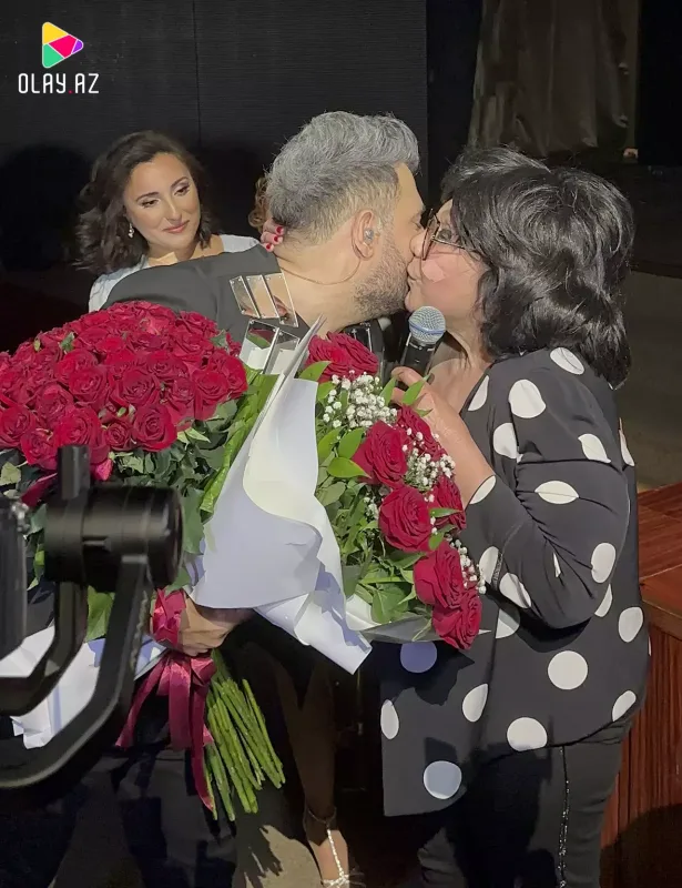 Flora Kərimova nəvəsi və qızı ilə konsertdə