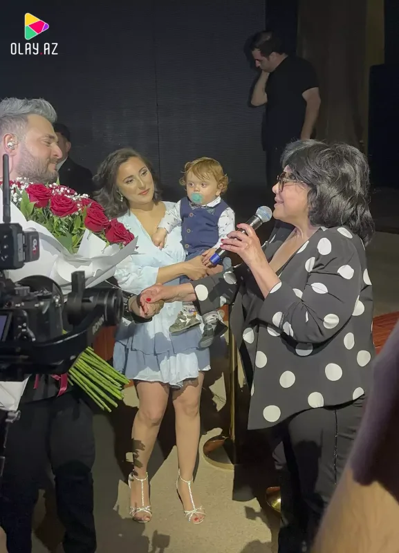 Flora Kərimova nəvəsi və qızı ilə konsertdə