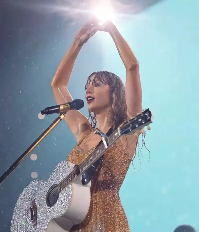 Yağışın altında konsertə davam etdi