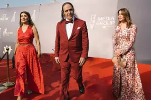 Bizimkilər qırmızı xalçada...