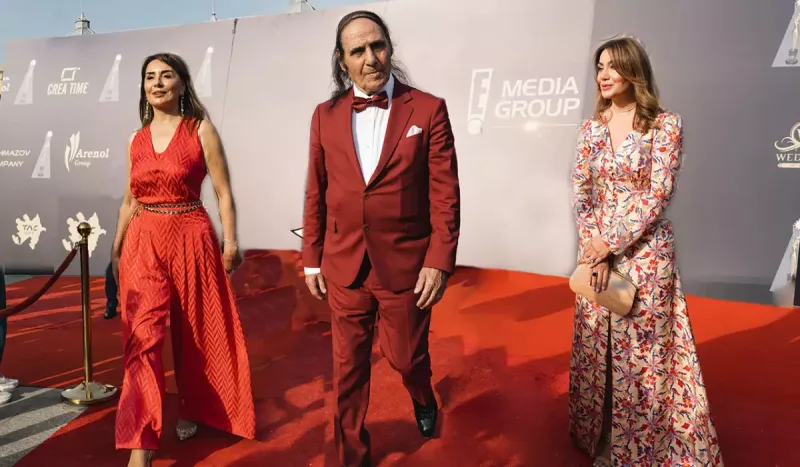 Bizimkilər qırmızı xalçada...