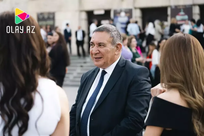 Bizimkilər qırmızı xalçada...