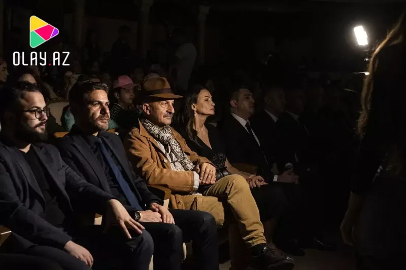 Bizimkilər qırmızı xalçada...