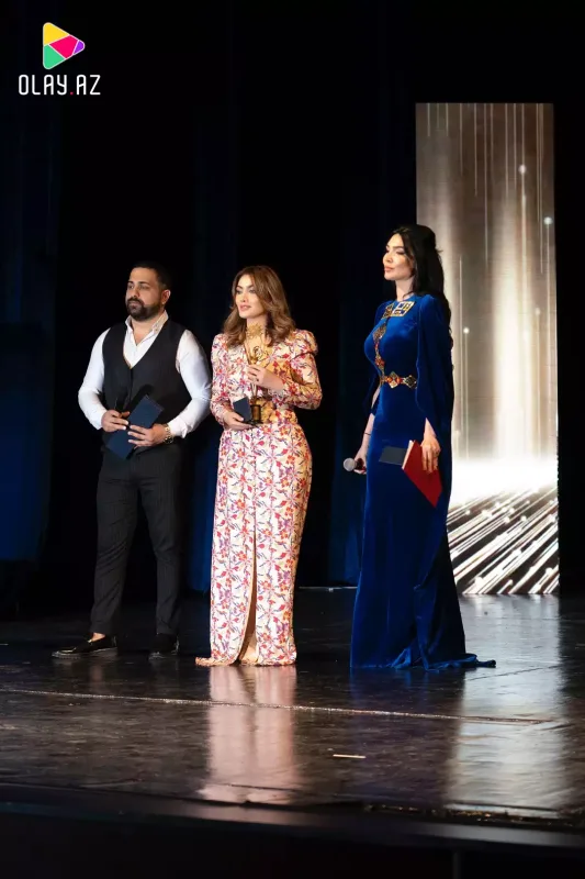 Bizimkilər qırmızı xalçada...