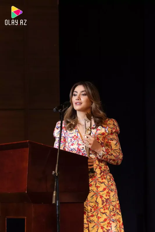 Bizimkilər qırmızı xalçada...