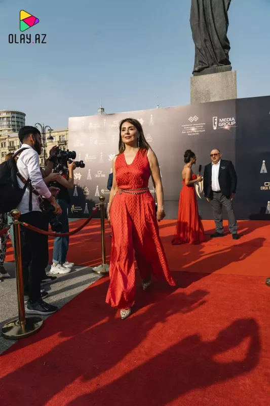 Bizimkilər qırmızı xalçada...