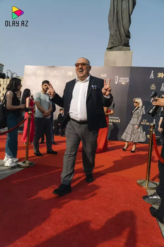 Bizimkilər qırmızı xalçada...