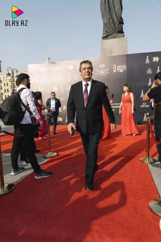 Bizimkilər qırmızı xalçada...