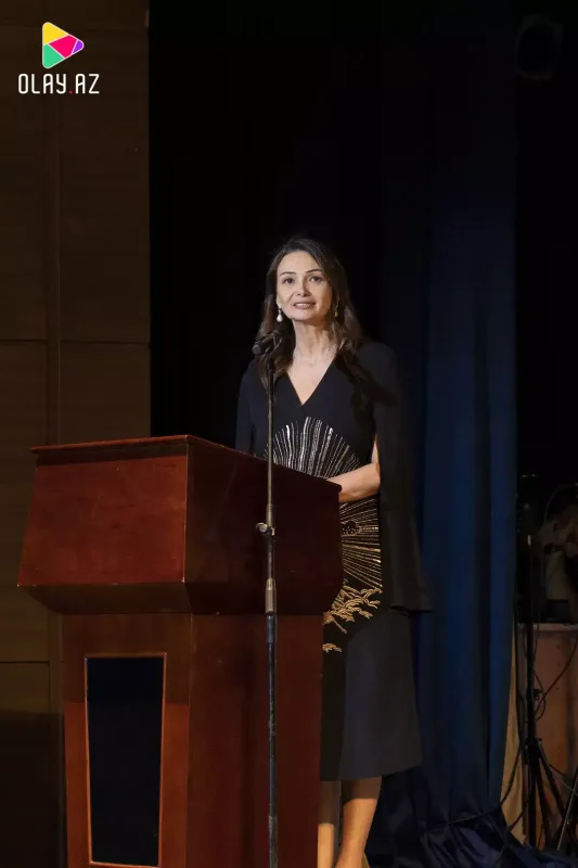 Bizimkilər qırmızı xalçada...