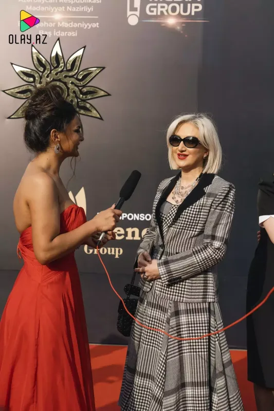 Bizimkilər qırmızı xalçada...