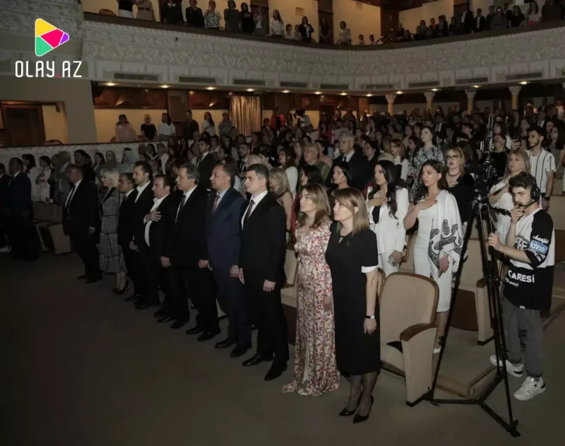 Bizimkilər qırmızı xalçada...