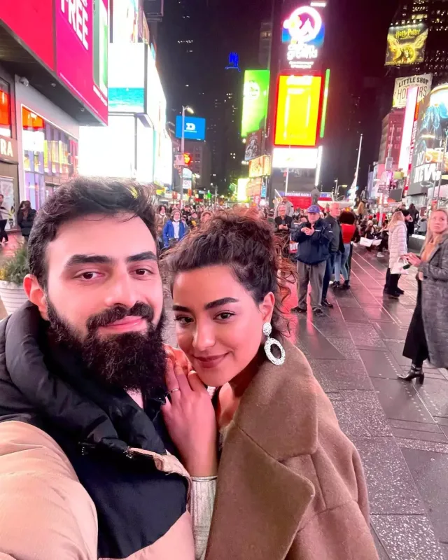 Hər kəs nişanlı bilirdi, evləniblərmiş....