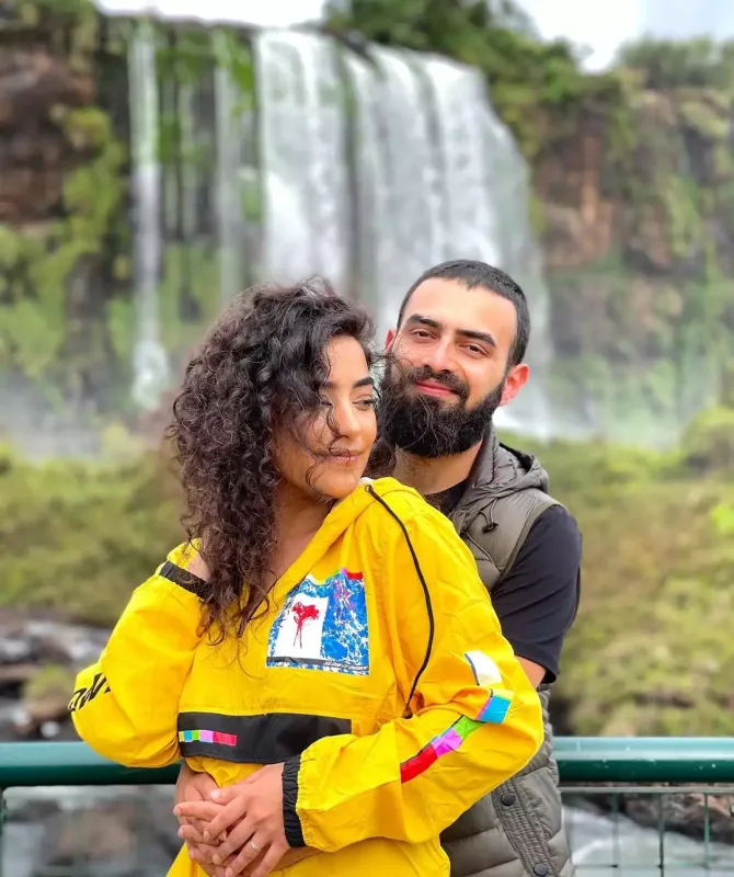 Hər kəs nişanlı bilirdi, evləniblərmiş....