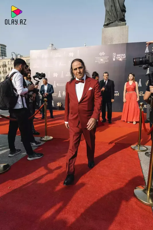 “Səhnədə məni bir neçə dəfə bıçaqladı”