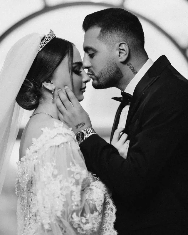 Əri blogerin şəxsi şəkillərini yayıb