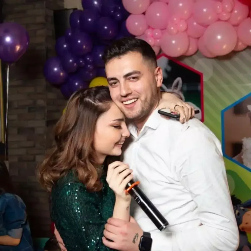 Əri blogerin şəxsi şəkillərini yayıb