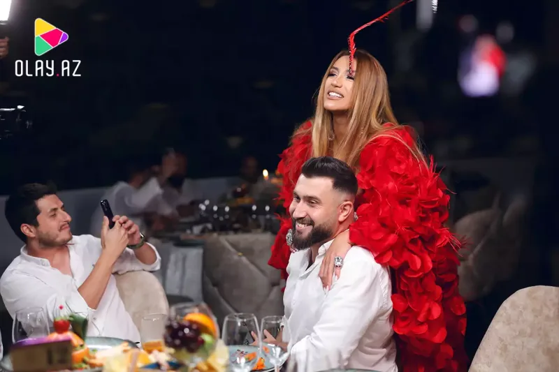 Röyanın “14/41” gecəsi – Hər kəs ağ geyimdə gəldi