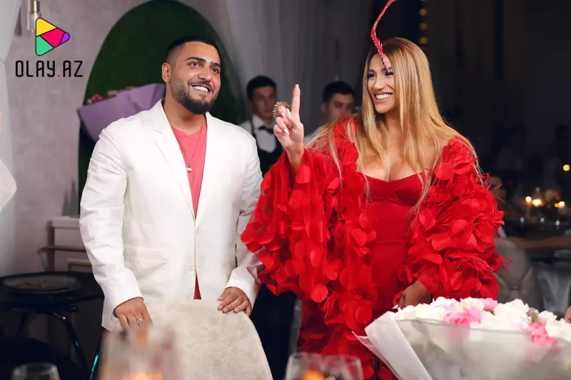 Röyanın “14/41” gecəsi – Hər kəs ağ geyimdə gəldi