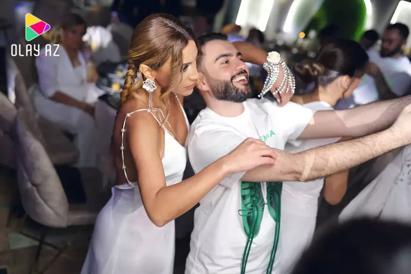 Röyanın “14/41” gecəsi – Hər kəs ağ geyimdə gəldi