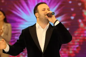 “Oğlum xalçanı yerə sərib əllərini göyə qaldırır”