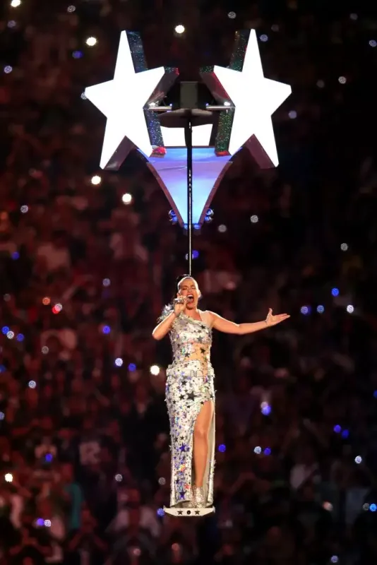 Səhnəyə sərvət dəyərində geyimlə çıxan məşhurlar