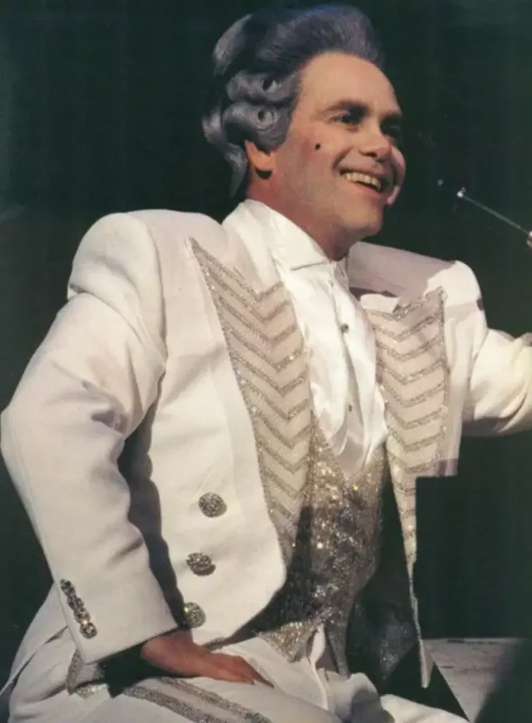 Səhnəyə sərvət dəyərində geyimlə çıxan məşhurlar