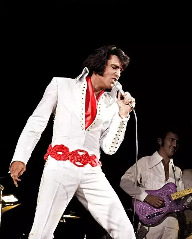 Səhnəyə sərvət dəyərində geyimlə çıxan məşhurlar