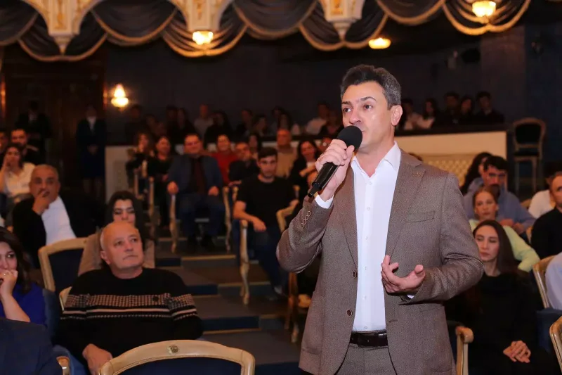 Mədəniyyət naziri Akademik Musiqili Teatrda olub