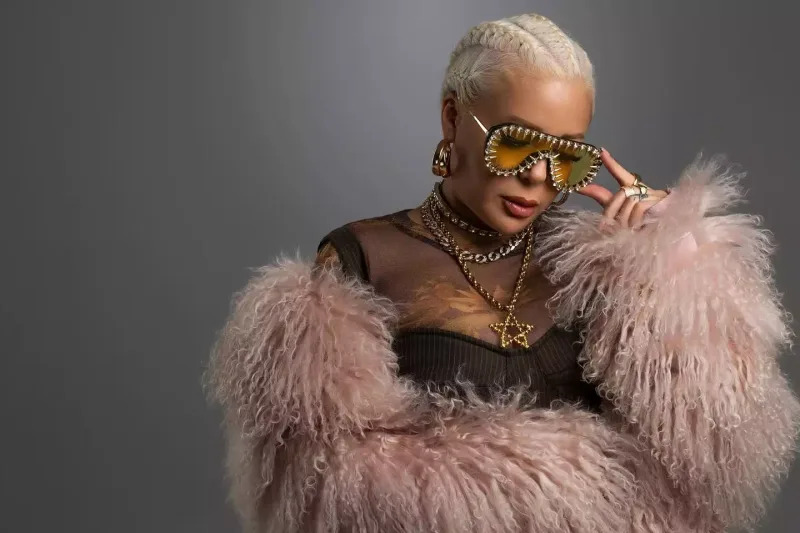 “Elza dəyişmək məcburiyyətində deyil”