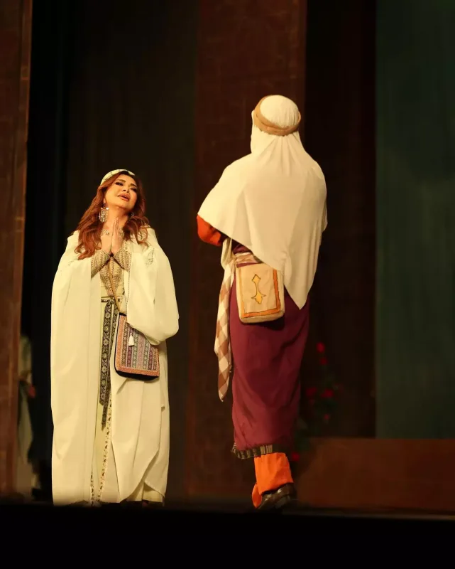 6 il sonra teatr səhnəsində!