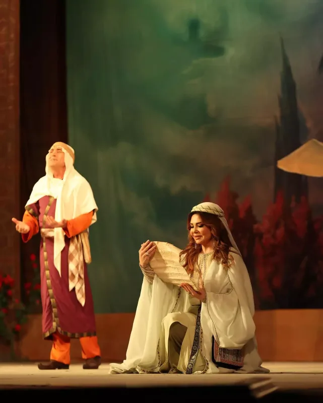 6 il sonra teatr səhnəsində!