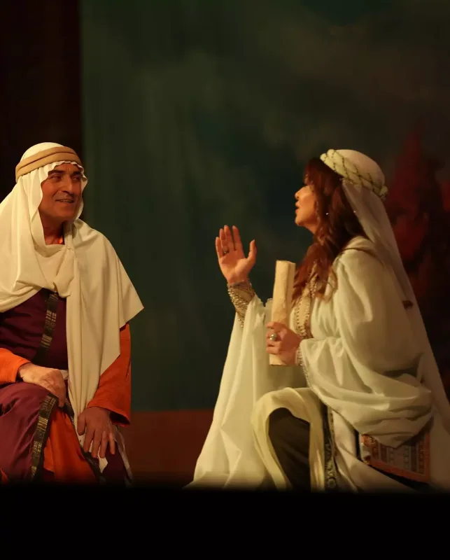 6 il sonra teatr səhnəsində!