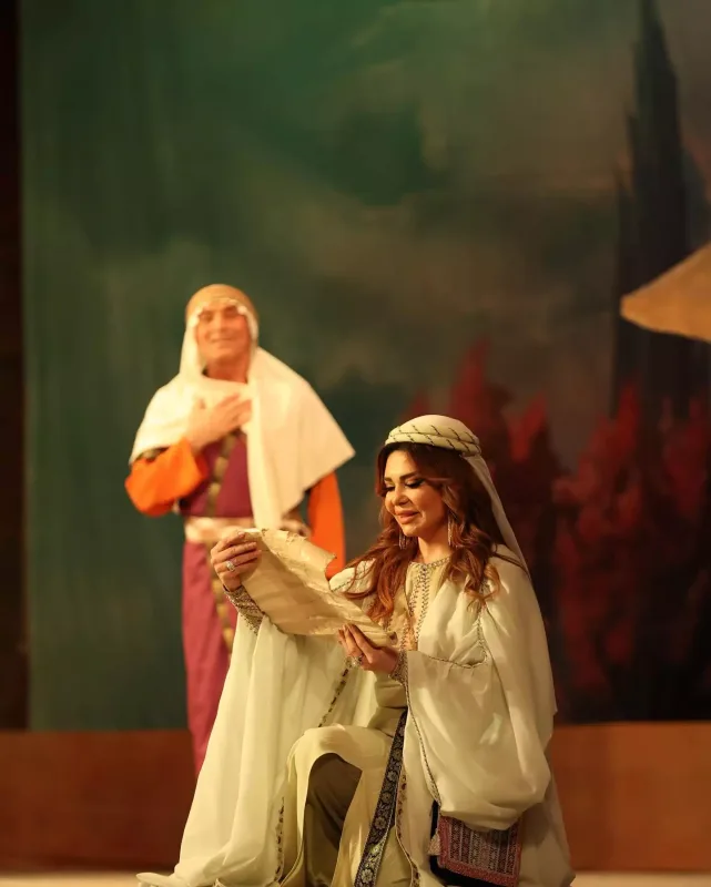 6 il sonra teatr səhnəsində!